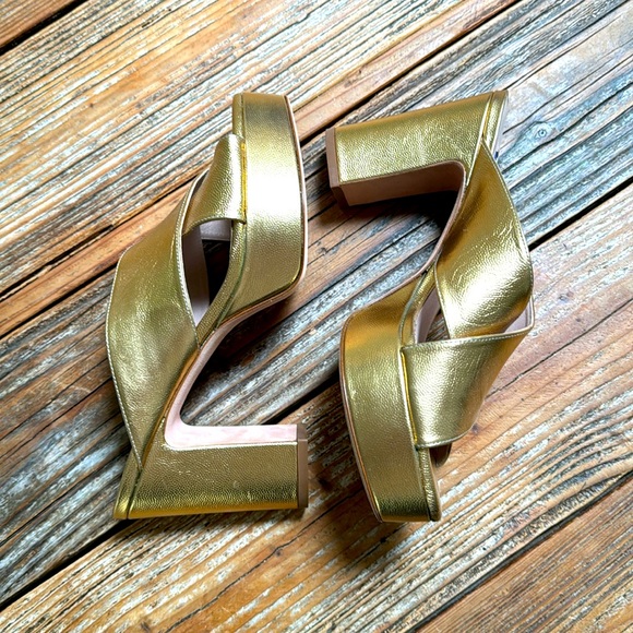 Gorgeous gold lame Stuart Weitzman 4” heels 🤩 - Picture 4 of 8